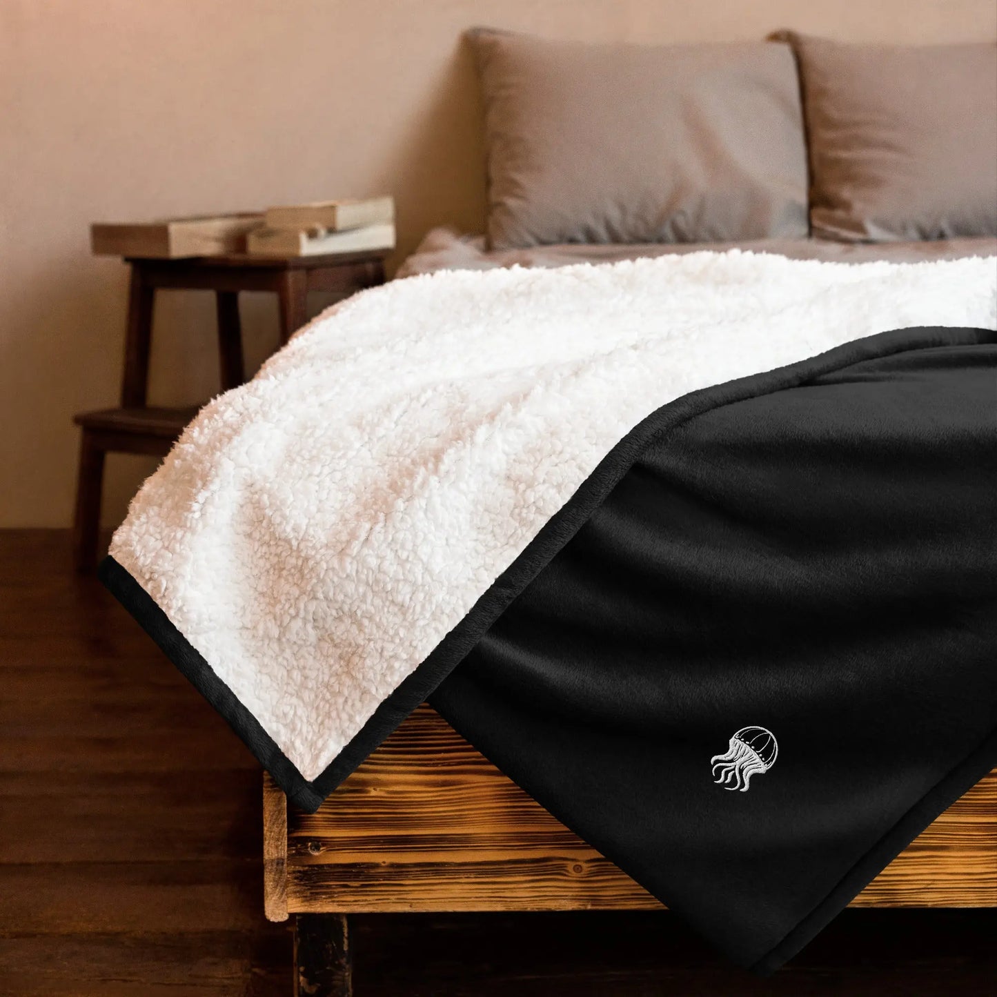 Embroidered Premium Sherpa Blanket - Noir - Jellyfish logo | Jelly Kvlt