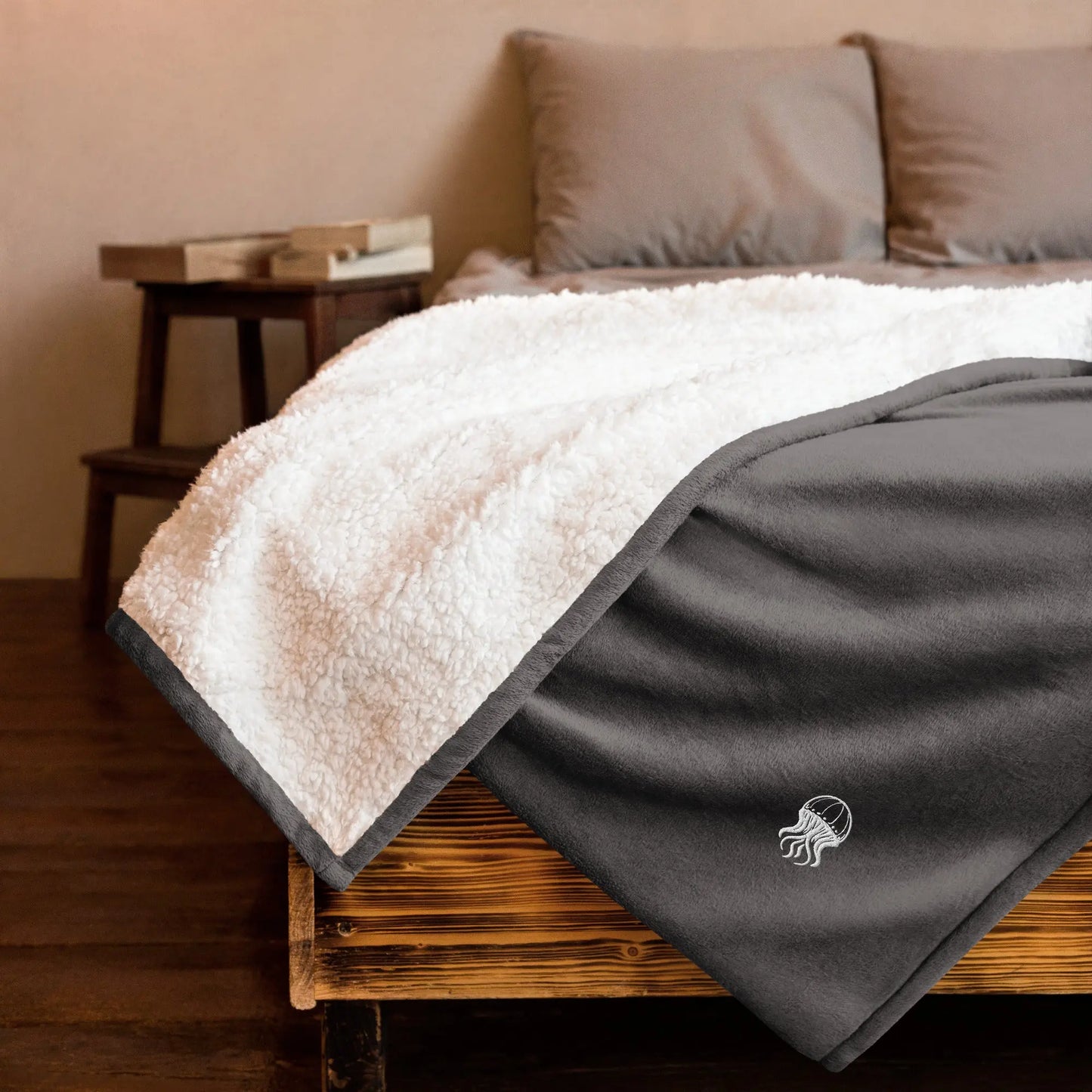 Embroidered Premium Sherpa Blanket - Noir - Jellyfish logo | Jelly Kvlt