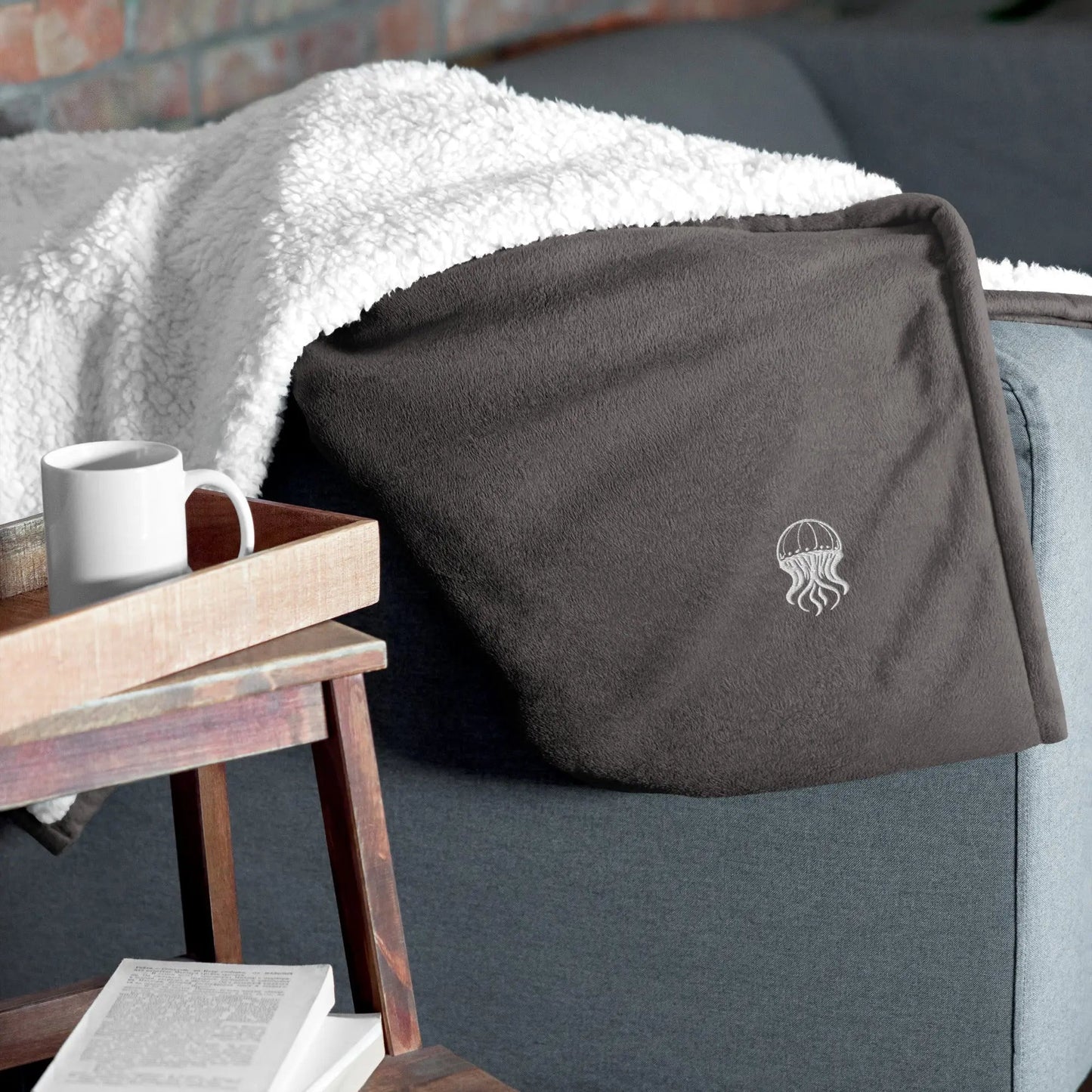 Embroidered Premium Sherpa Blanket - Noir - Jellyfish logo | Jelly Kvlt